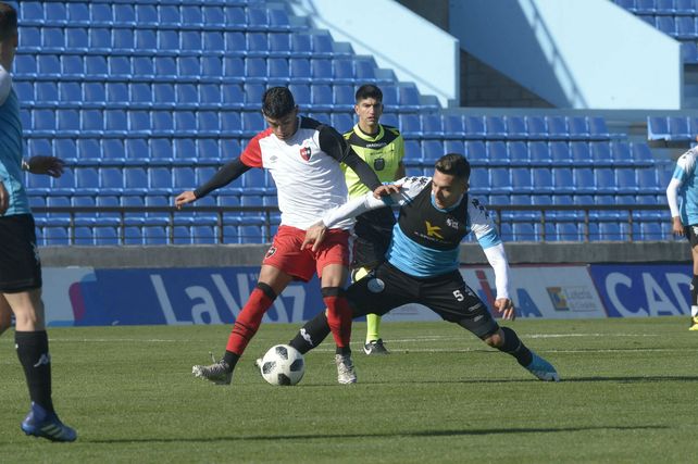 Al menos convirtió un gol. Braian Rivero estuvo atento en la jugada en la que Newells logró igualar. El volante definió bien luego de que Lisandro Cabrera la bajara de cabeza.