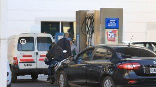 Gobierno postergó la suba de impuestos a combustibles para frenar el aumento