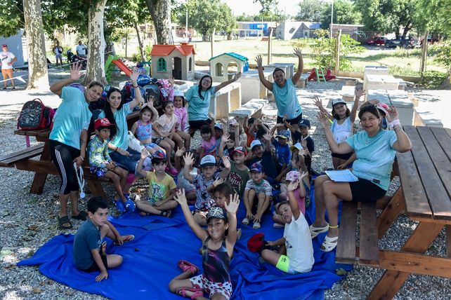 Unos 600 niños disfrutan de la Escuela de Verano en el Polideportivo Comunal de Timbúes