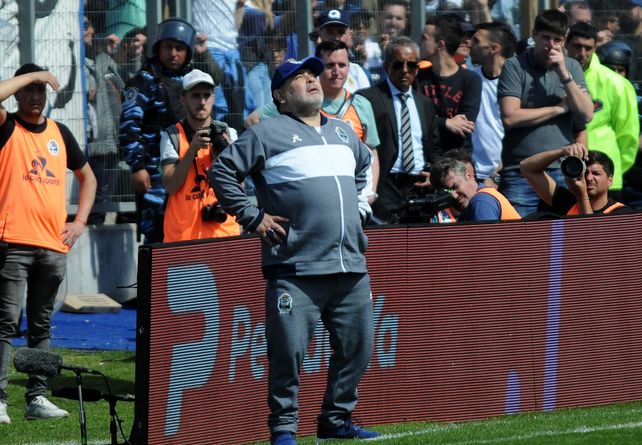¡Confirmado! Maradona deja Gimnasia (LP)