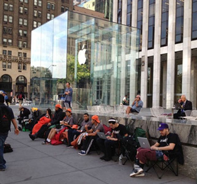 Fanáticos esperan ansiosos por el flamante chiche de Apple.
