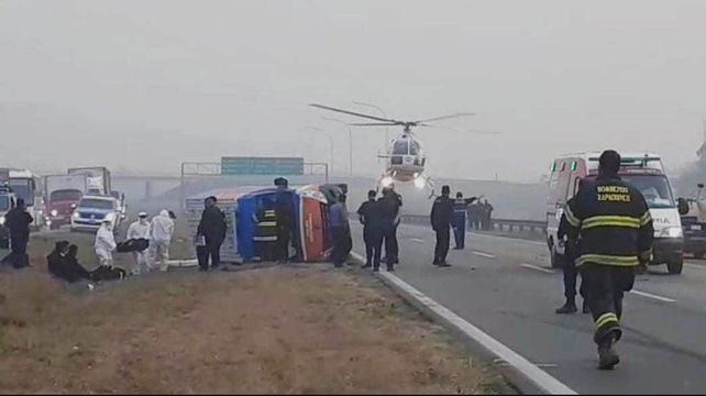 Espectacular despiste, choque y doble vuelco en la autopista a Santa Fe cerca de San Lorenzo