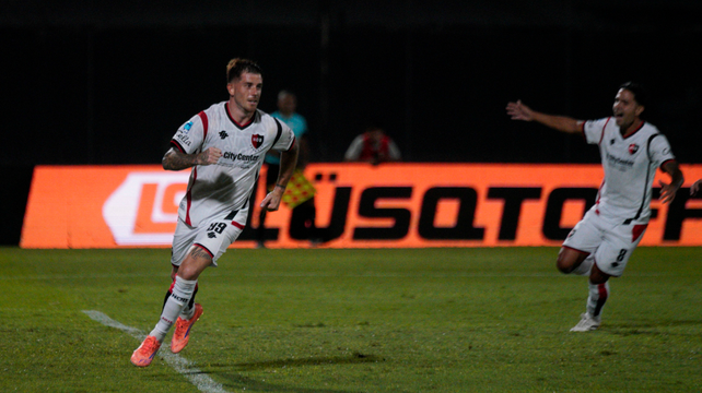 El Colo Ramírez celebra el gol de penal contra Riestra a 20 del final. Newell's empató 1 a 1. 