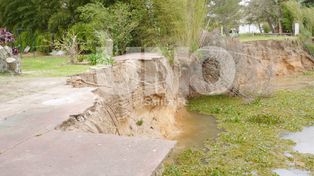 Un remanso se está “comiendo” tres casas en la costa de Cayastá
