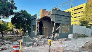 Producto del fuerte impacto que provocó la salida de agua intempestiva, un poste de luz también cayó sobre la calle.