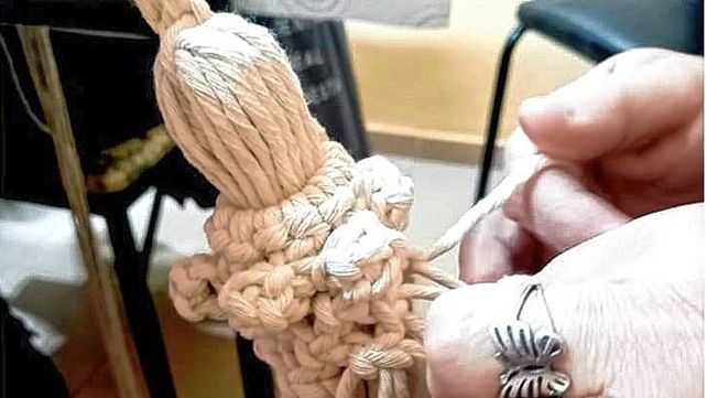 En Eva Taller de Arte y Manualidades se dan cita mujeres de todas las edades para aprender esta antigua técnica que hoy marca tendencia en diseño