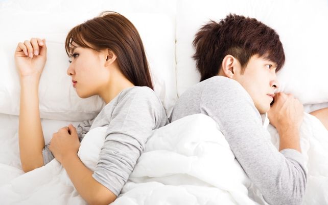 De espaldas. Por distintos motivos mujeres y hombres no tienen relaciones.