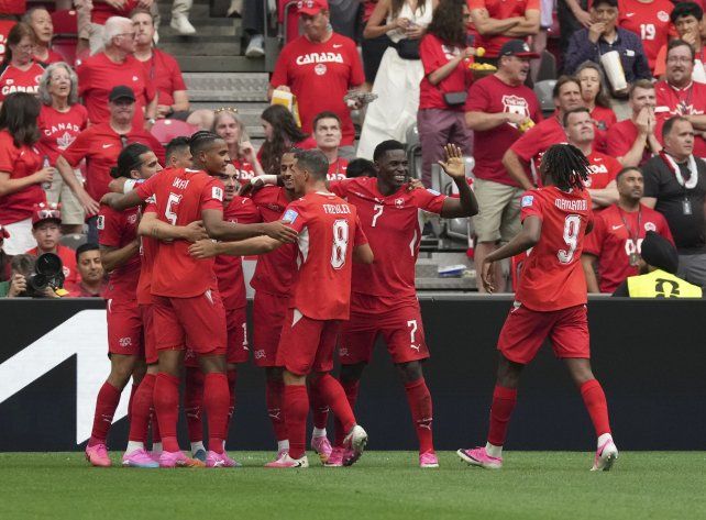 Los futbolistas se Suiza celebran uno de los goles con los que el conjunto europeo superó al local Canadá.