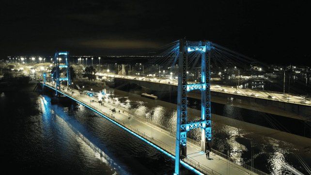 El Puente Colgante vuelve a brillar.&nbsp; En el marco de la llegada del Fuego Suramericano a Santa Fe