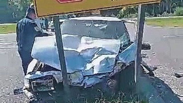 El auto de origen uruguayo terminó con serios daños tras el choque con la camioneta.