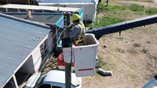 Equipos técnicos de Enersa trabajan para restablecer el suministro eléctrico que se vio afectado por el temporal en la región central del país&nbsp;