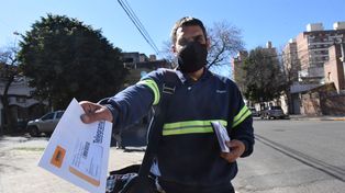 Desde hace 25 años Hernán Arana trabaja en el Correo Argentino, a pesar de su juventud e suno de los carteros más experimentados de la ciudad.&nbsp;