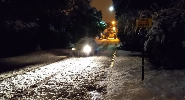 La nieve llegó a la cordillera y cubrió de un manto blanco a la ciudad de Bariloche