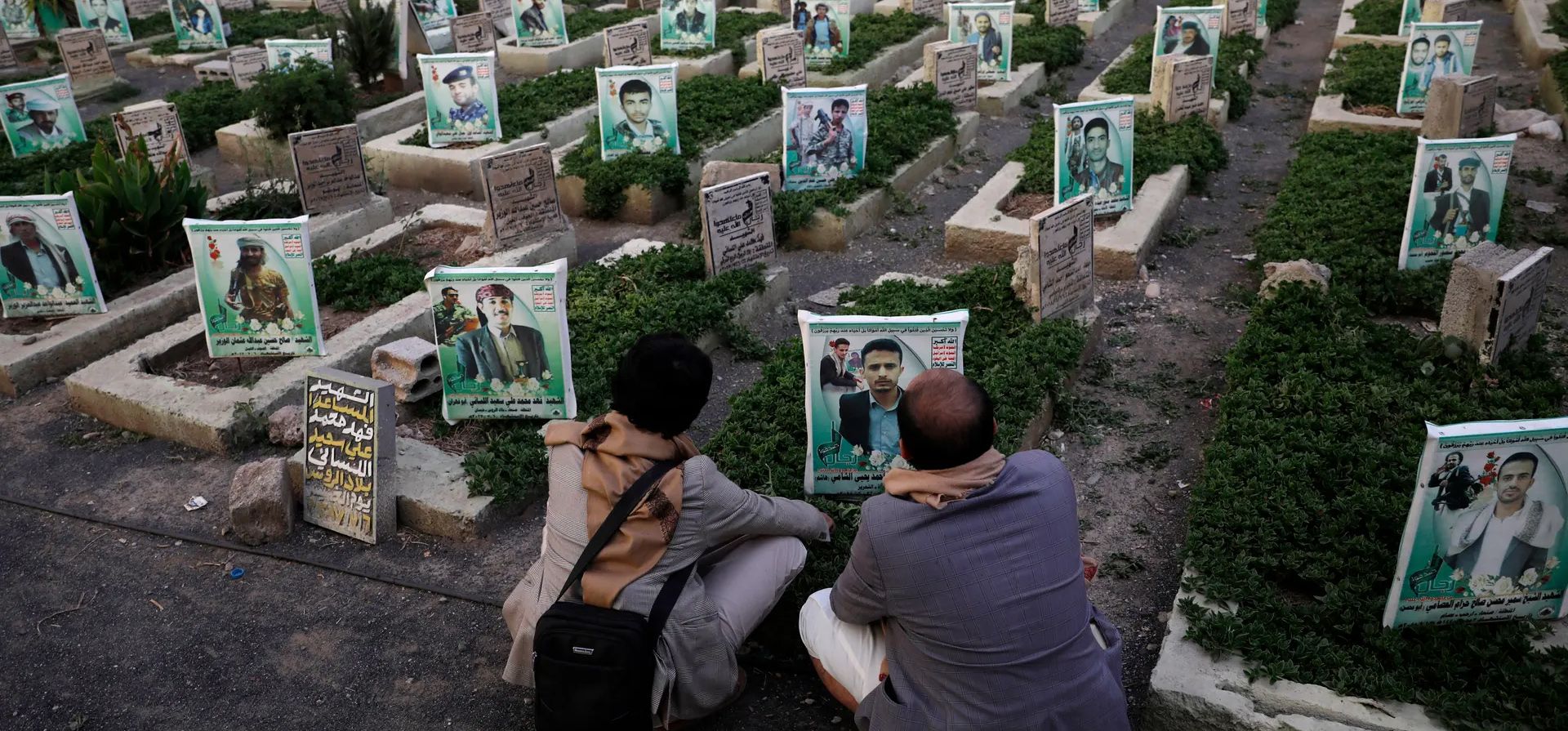 Saná, Yemen. Yemeníes visitan la tumba en un cementerio para las personas muertas en la guerra. Una delegación saudí está llevando a cabo negociaciones de alto el fuego con los líderes hutíes en la capital yemení en un esfuerzo por avanzar en las conversaciones de paz para poner fin al conflicto de ocho años entre los hutíes y el gobierno yemení respaldado por Arabia Saudita. Fotografía: Yahya Arhab/EPA