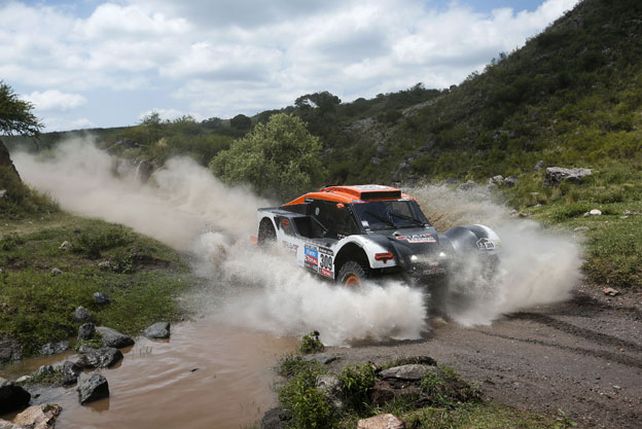 Peterhansel, líder en soledad tras el abandono de Al-Attiyah