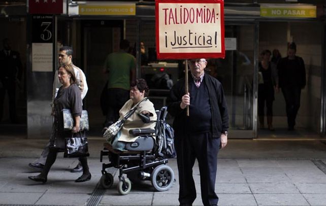 Justicia. El familiar de una mujer que nació sin sus cuatro extremidades reclama frente al tribunal madrileño.