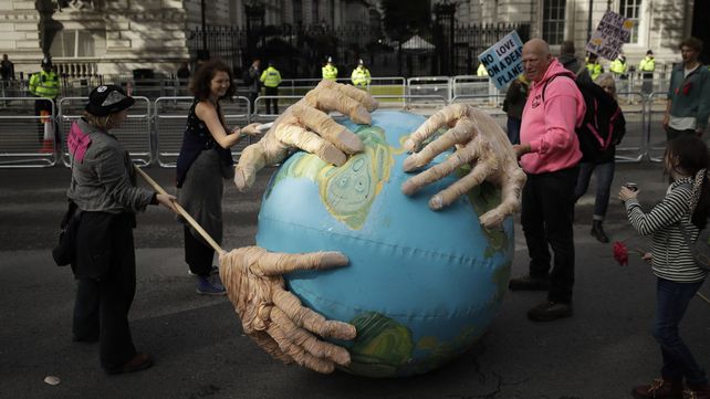 Manifestantes en Londres piden acciones urgentes para contrarrestar el calentamiento global