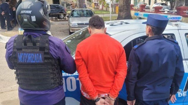Un inspector de tránsito de Concordia fue golpeado por un motociclista con el casco