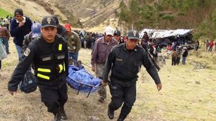 Camión cayó al vacío en los Andes peruanos: 51 fallecidos