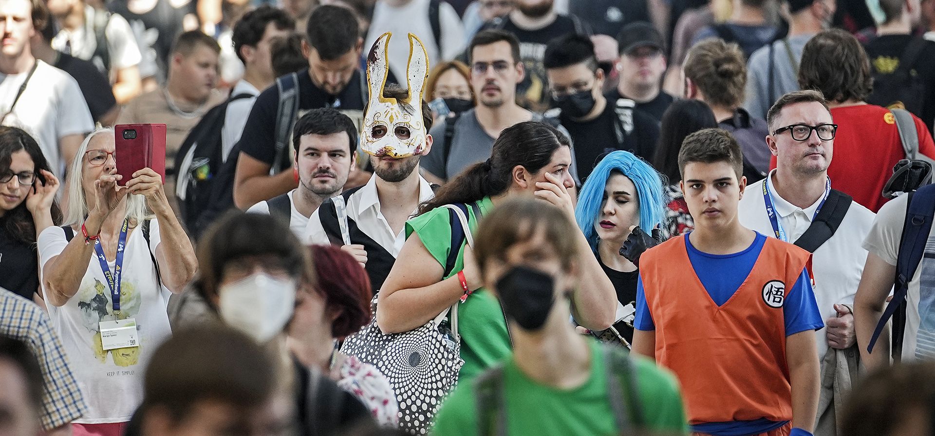 Miles de visitantes caminan por los pasillos de la feria en la inauguración de la feria de juegos de computadora Gamescom en Colonia, Alemania. Alrededor de 1,100 expositores de 53 países esperan decenas de miles de entusiastas de los juegos diariamente por primera vez desde el COVID -19 pandemia en el evento de juegos más grande del mundo.