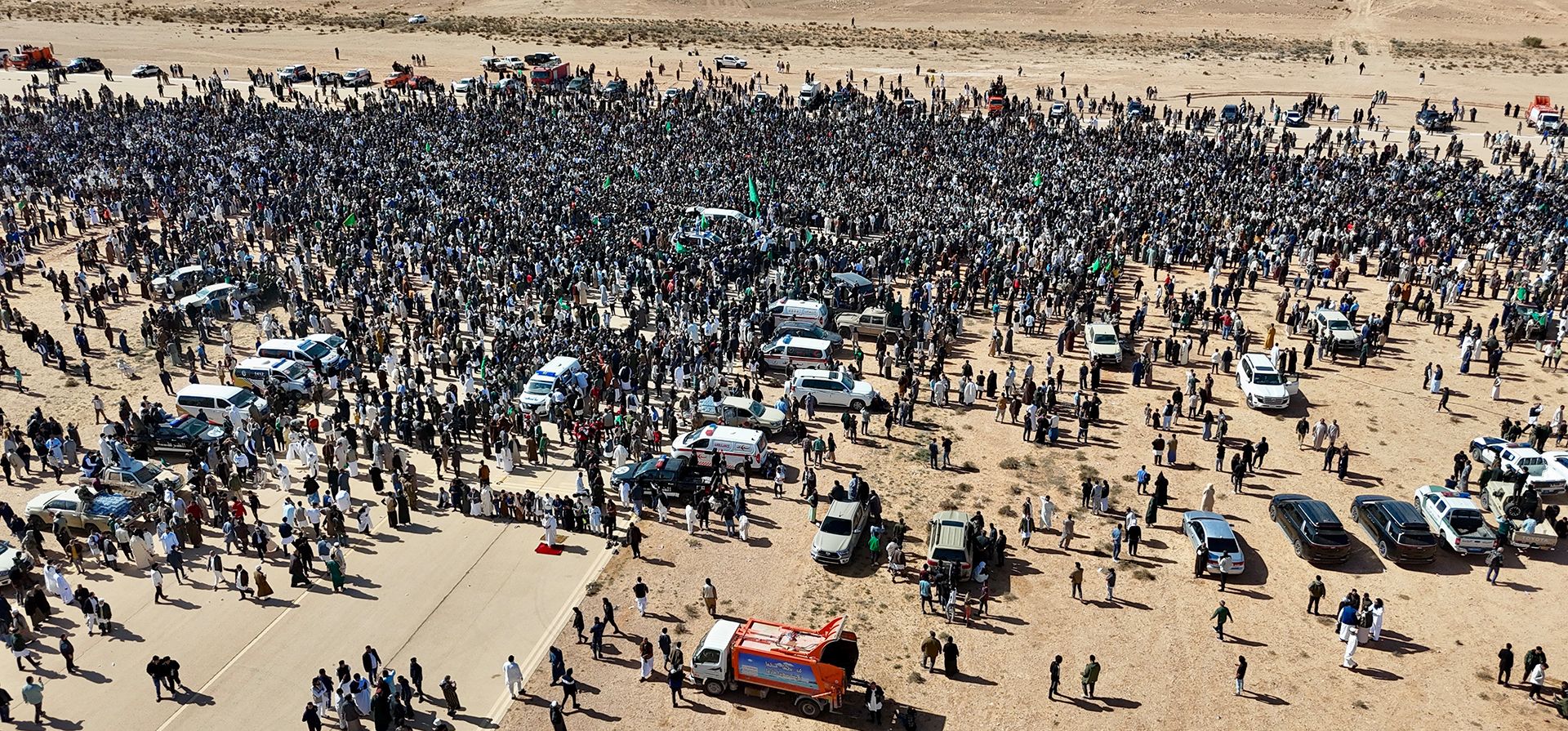 Miles de libios se congregan para asistir al funeral de Seif al-Islam, hijo del exlíder libio Muamar el Gadafi, mientras sostienen un cartel de su padre en la ciudad de Bani Walid, Libia, el viernes 6 de febrero de 2026. (Foto AP/Yousef Murad) Miles de libios se congregan para asistir al funeral de Seif al-Islam, hijo del exlíder libio Muamar el Gadafi, mientras sostienen un cartel de su padre en la ciudad de Bani Walid, Libia, el viernes 6 de febrero de 2026. (Foto AP/Yousef Murad)