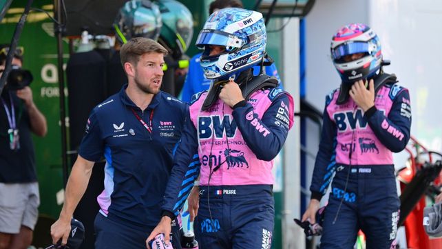 Pierre Gasly camina adelante de Franco Colapinto. Así largarán el GP de Mónaco los dos pilotos de Alpine