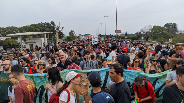 Cortan el puente Rosario-Victoria por un multitudinario acto en defensa de los humedales