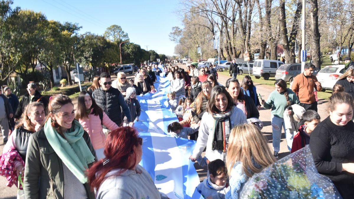 Ybarlucea se viste de celeste y blanco para celebrar el Día de la Bandera