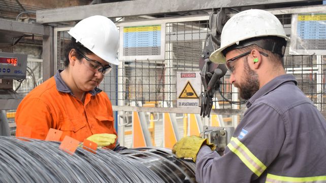 El retroceso del salario se registró tanto en el sector público y privado.