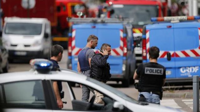 Un cura fue degollado en una toma de rehenes en una Iglesia de Normandía