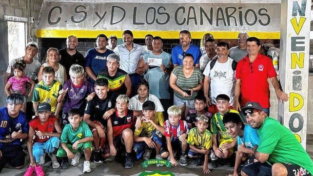 El gobernador Pullaro visitó el club Los Canarios de barrio Los Troncos.
