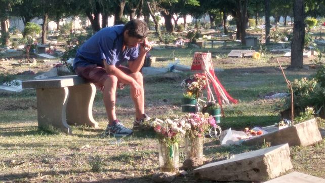 El padre que escucha los partidos de San Martín de Tucumán junto a la tumba de su hijo