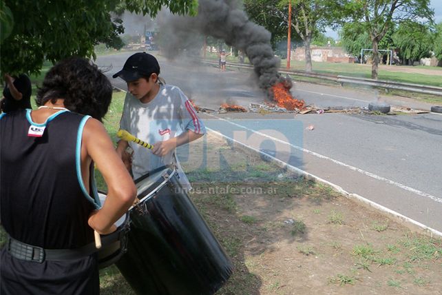 Cortan la entrada a la ciudad por el acceso de la autopista