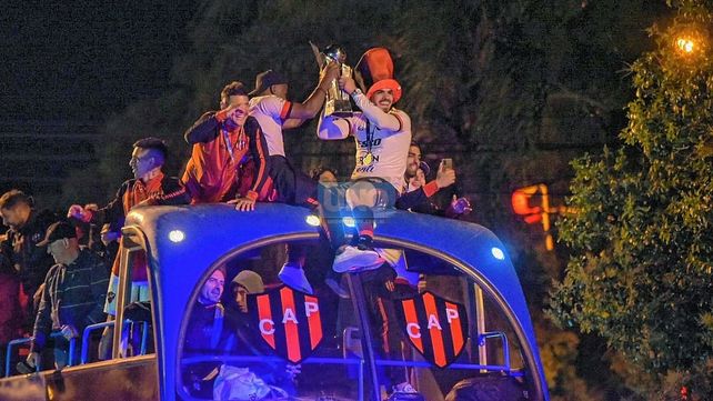 Patronato: el campeón fue recibido por sus hinchas en Paraná