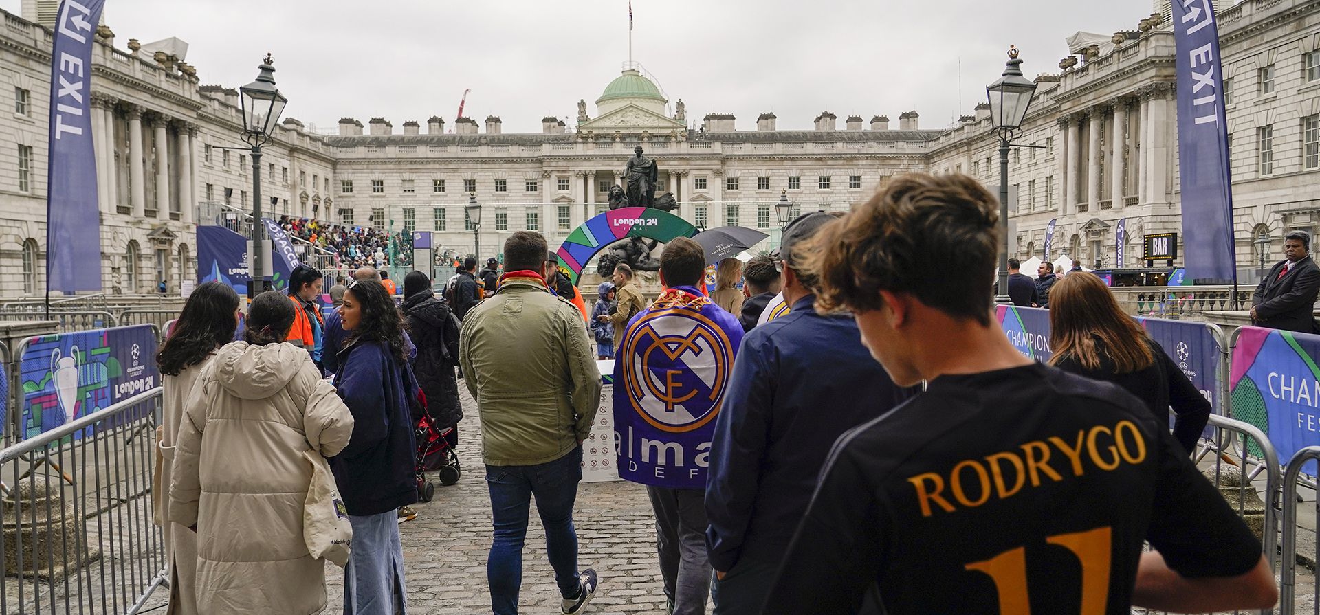 Aficionados que visten camisetas del Real Madrid entran en una zona de aficionados en Somerset House, en Londres, el viernes 31 de mayo de 2024, antes de la final de la Liga de Campeones de la UEFA de mañana en el estadio de Wembley entre el Borussia Dortmund y el Real Madrid. (Foto AP/Alberto Pezzali) Aficionados que visten camisetas del Real Madrid entran en una zona de aficionados en Somerset House, en Londres, el viernes 31 de mayo de 2024, antes de la final de la Liga de Campeones de la UEFA de mañana en el estadio de Wembley entre el Borussia Dortmund y el Real Madrid. (Foto AP/Alberto Pezzali)