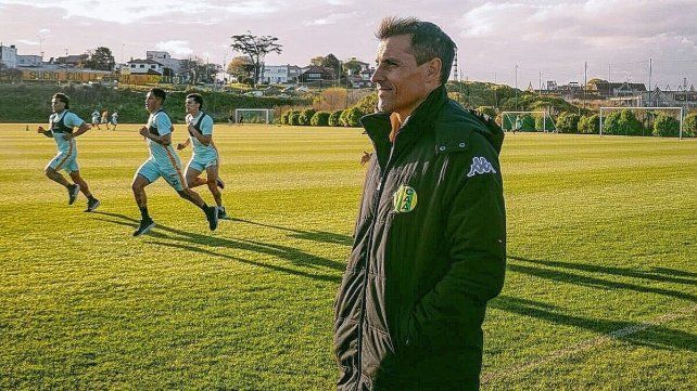 Guillermo Farré dejó de ser el entrenador de Aldosivi.