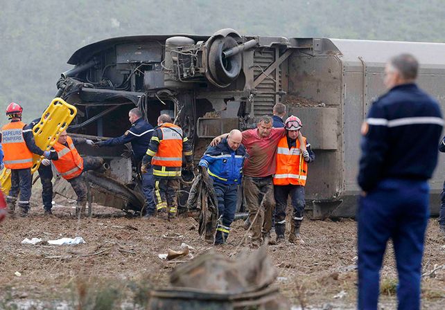 Al menos cinco muertos y siete heridos al descarrilar un tren de alta velocidad en Francia
