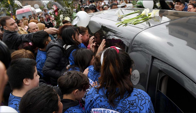 Una multitud se acercó a despedir a Morena.