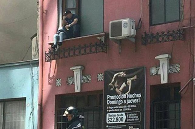 Tanta pasión hizo arder un hotel alojamiento y parejas debieron escapar por la ventana