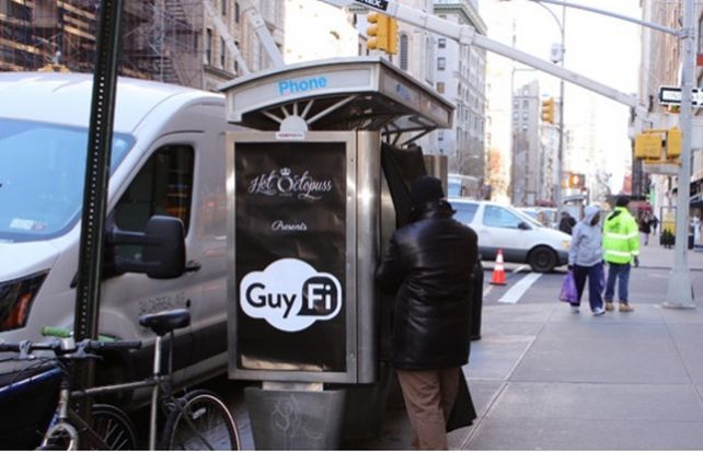 GuyFi es una cabina telefónica en desuso adaptada para que la persona que entre al lugar tenga la privacidad requerida.