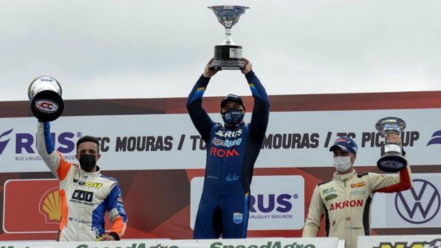 Festejo. Maxi Vivot celebra en los más alto del podio tras varios años en el TCM y en su segunda carrera dentro de la estructura del rosarino Rus Med Team.&nbsp;