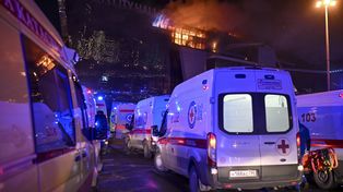 Decenas de ambulancias se movilizaron hasta el Crocus City Hall, en las afueras de Moscú, donde se produjo el ataque terrorista de Isis.