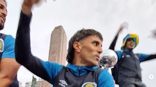 Malcorra, en pleno festejo esta mañana al arribar al Monumento.