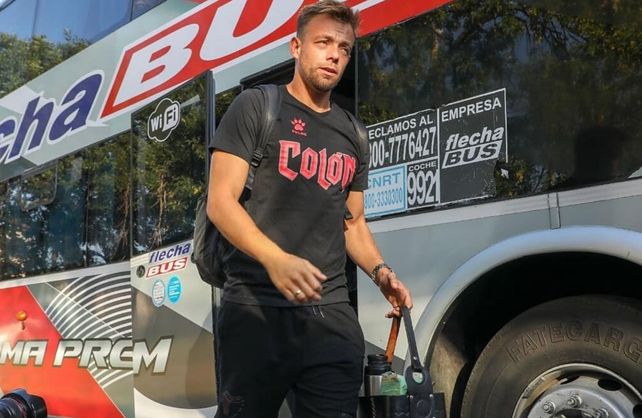 El arquero de Colón Leonardo Burián está retornando a Santa Fe luego de pasar la cuarentena en Uruguay.