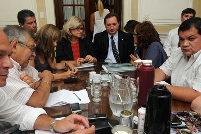 Docentes piden actualizar los sueldos en reunión paritaria