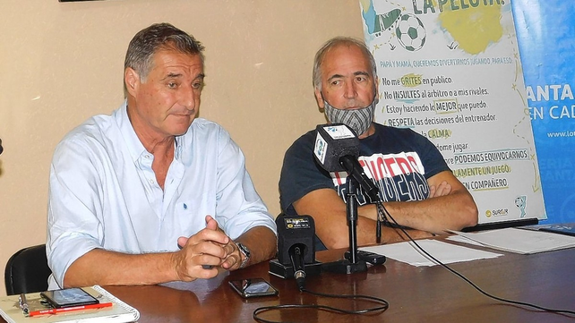 Gustavo Pueyo y Eladio Rosso brindaron la primera conferencia de prensa en la sede de la Liga Santafesina de Fútbol.