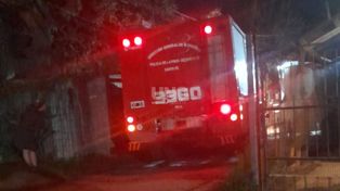 Barrio Ciudadela: otra vez pirómanos incendiaron un auto que estaba estacionado en la calle