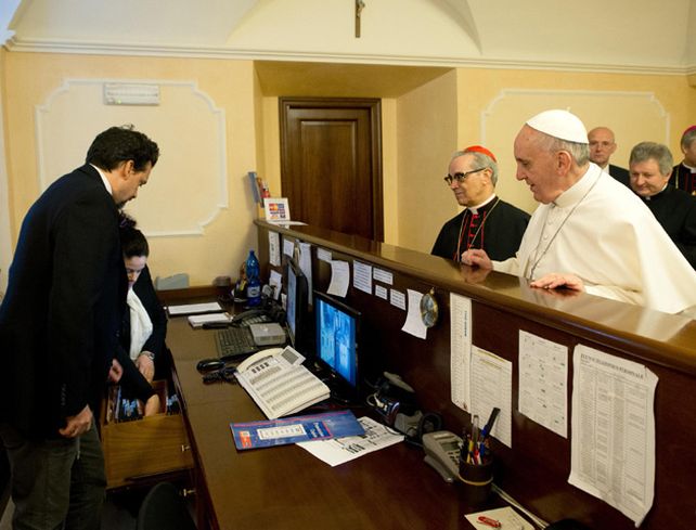 Un diario italiano publicó la foto de Francisco pagando en su hotel de Roma