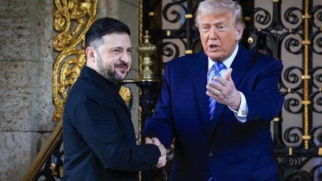 El presidente de Estados Unidos Donald Trump se reunió con el líder de Ucrania Volodímir Zelenski para avanzar en negociaciones de paz. Antes habló con Putin