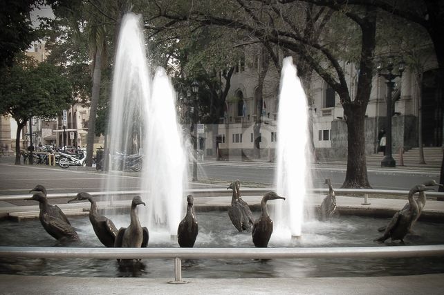 Las figuras de bronce de la fuente ubicada en plaza 25 de Mayo